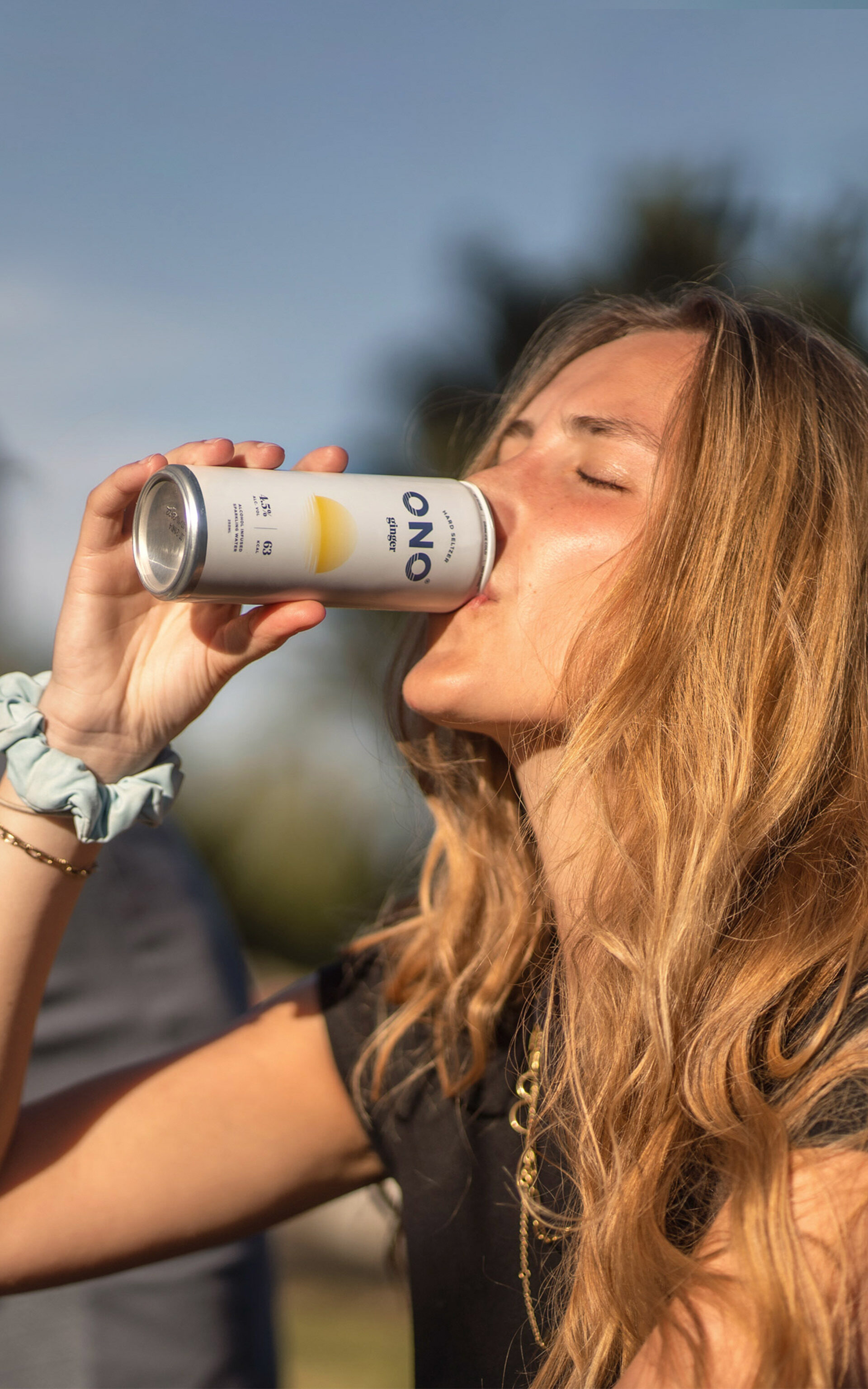 meisje drinkt ono blik branding hard seltzer